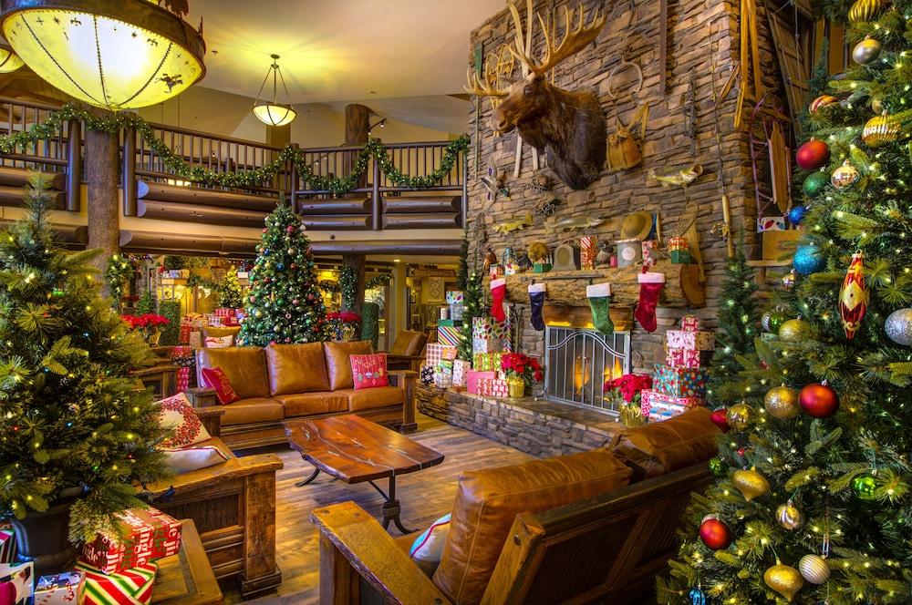 The Grand Hotel At The Grand Canyon Тусан Екстериор снимка The lobby of the Grand Lodge at C Lazy U Ranch