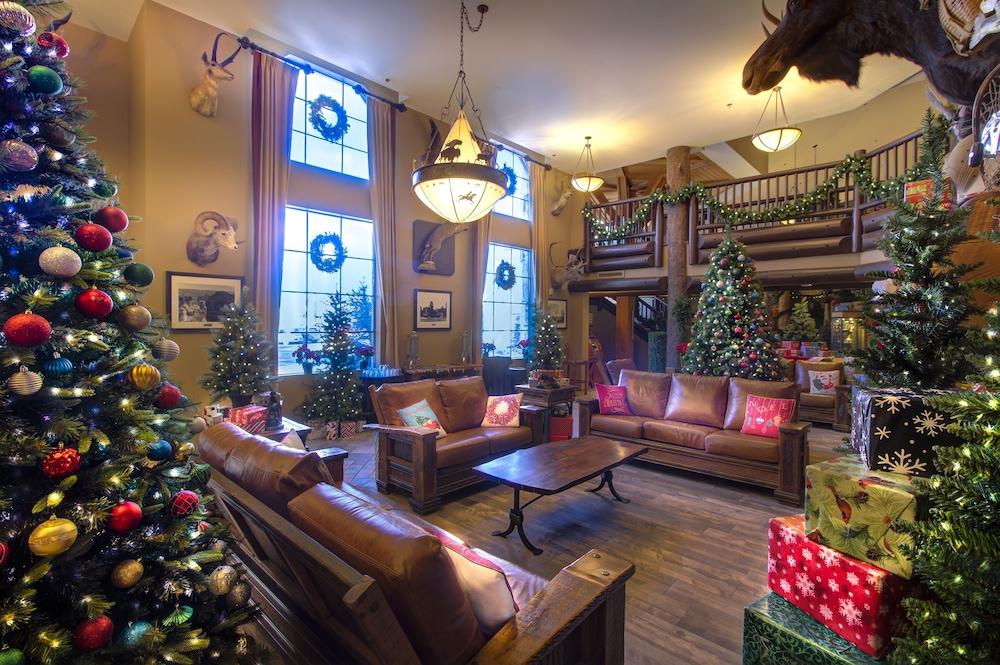 The Grand Hotel At The Grand Canyon Тусан Екстериор снимка The lobby of the Inn at Christmas Place