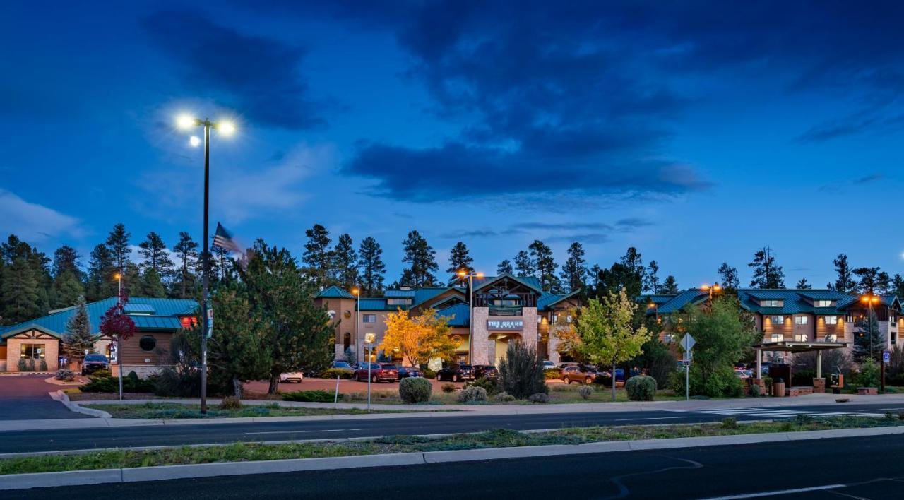 The Grand Hotel At The Grand Canyon Тусан Екстериор снимка The Village at Sun Peaks
