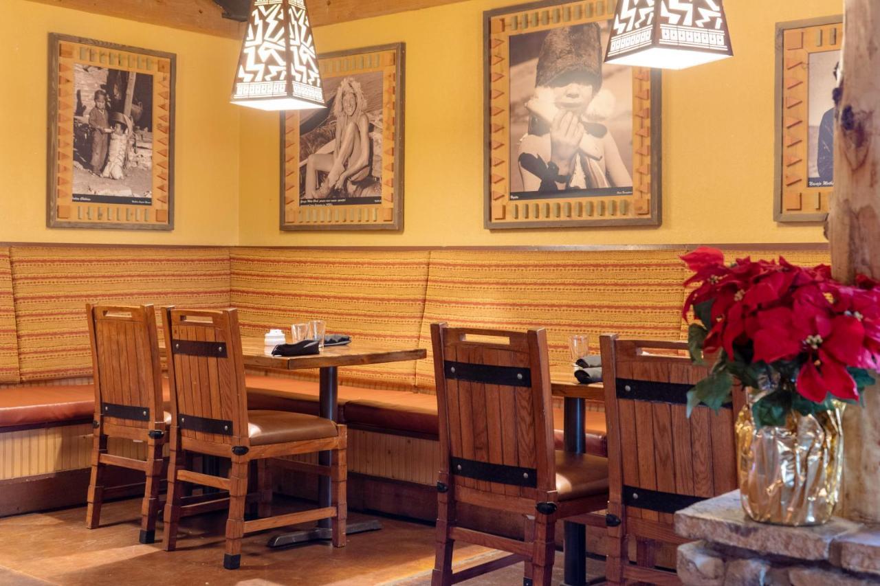 The Grand Hotel At The Grand Canyon Тусан Екстериор снимка Interior of a typical Outback Steakhouse