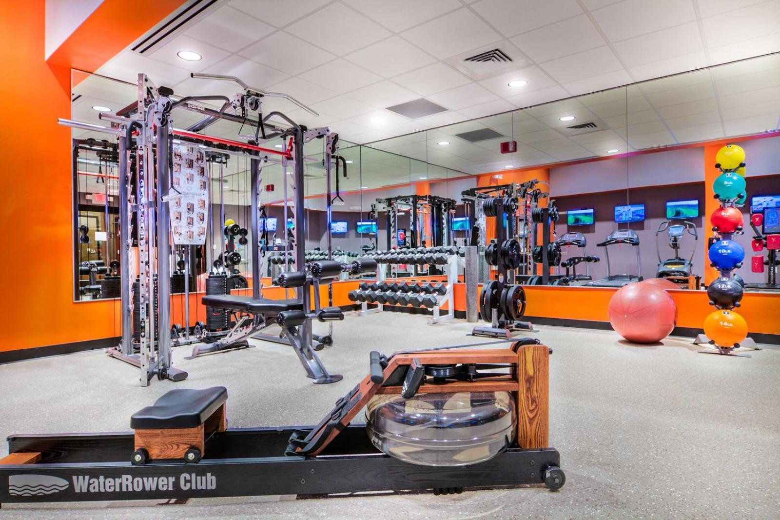 The Grand Hotel At The Grand Canyon Тусан Екстериор снимка The photo shows a modern gym environment. In the foreground, there is a water rower machine, which uses water resistance for rowing exercises. Surrounding it are various strength training equipment, including a multi-functional weight machine and sev